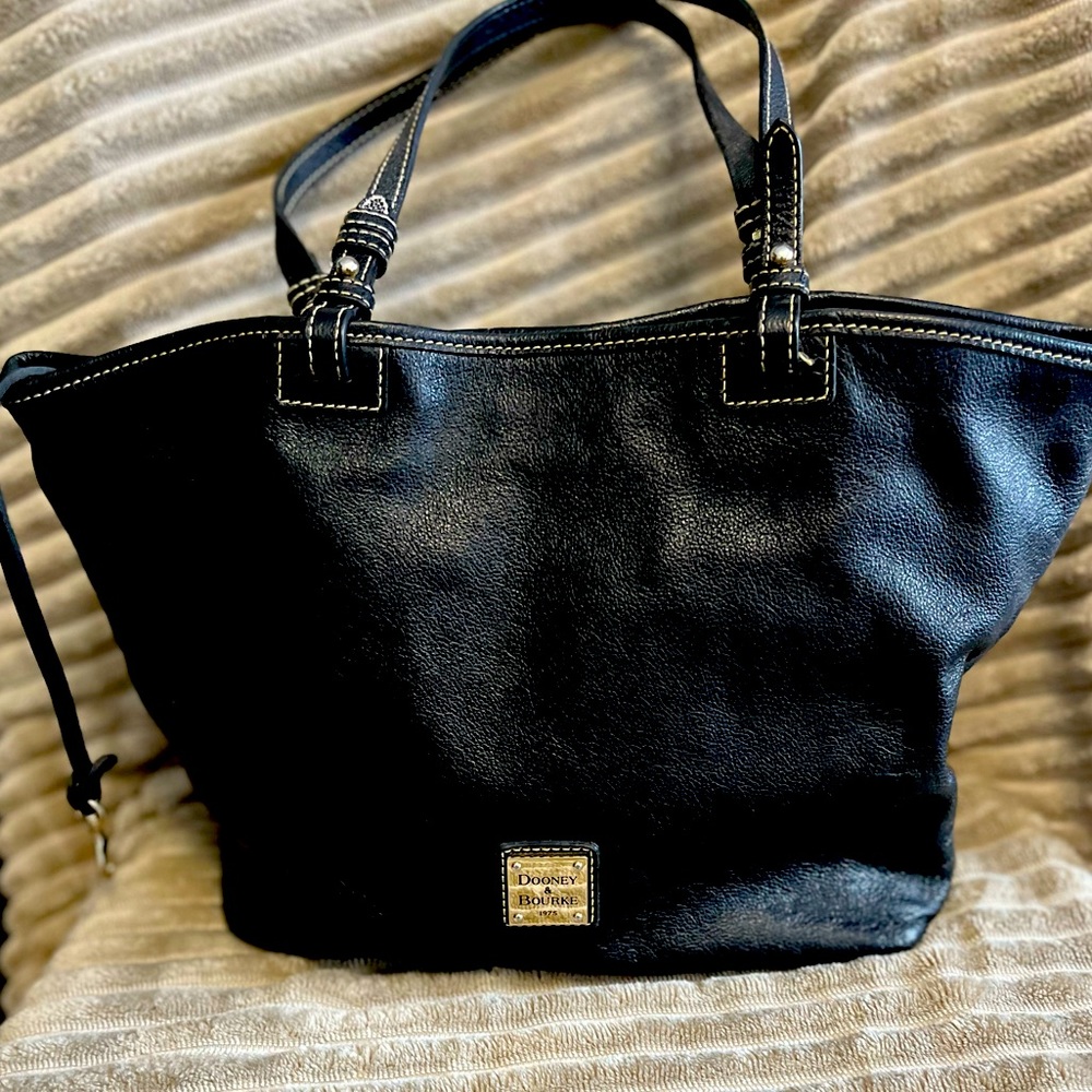 Beautiful DOONEY & BOURKE black leather handbag bag.